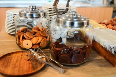 Kafede ve fırında Danimarka bisküvisi.