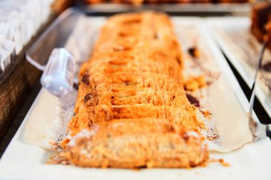 Kafede fındıklı elmalı turta.