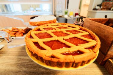 Kafede reçelli elmalı tatlı pasta.