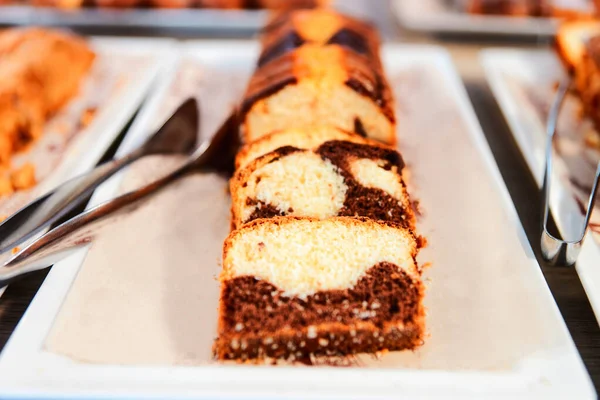 Pastelería de pastel de limón dulce en cafetería y panadería — Foto de Stock