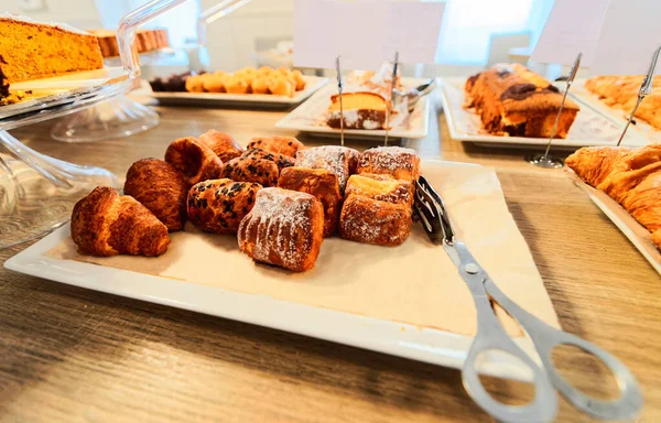 Doce pastelaria francesa e croissants na padaria café — Fotografia de Stock