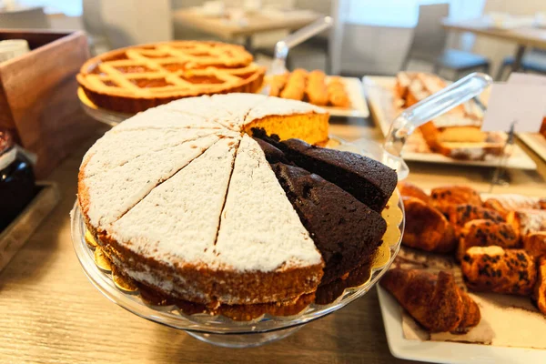 Sortiment av tårtor på konditori i café och bageri — Stockfoto