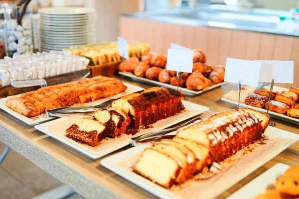 咖啡店和面包店里的甜巧克力和柠檬派糕点 — 图库照片