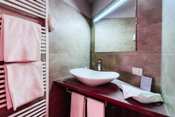 Современный белый дизайн ванной комнаты в роскошных интерьерах Италии — стоковое фото