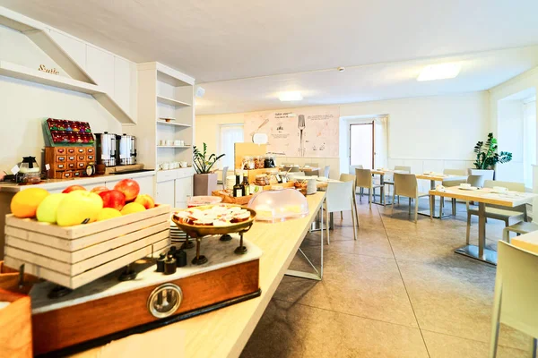 Hotel café da manhã restaurante interior em segundo plano arquitetura fruta vazia — Fotografia de Stock