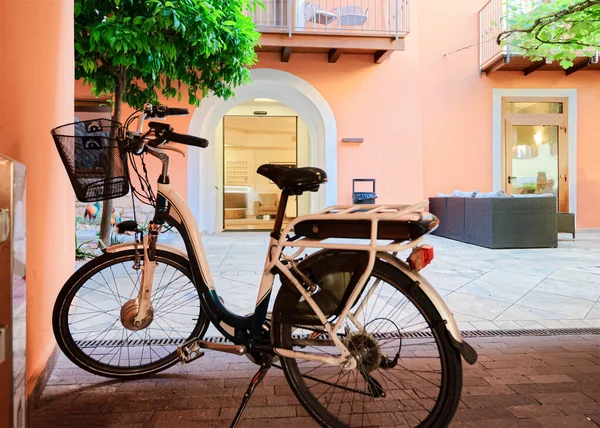 Eski sokak ve bisiklet park edilmiş Vintage tarzı — Stok fotoğraf