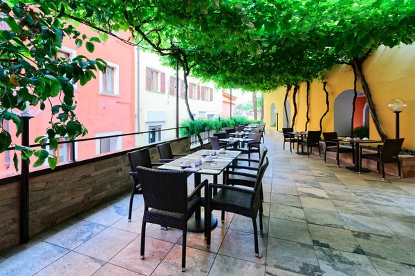 Terrasse des Hotel-Frühstücksrestaurant Interieur und Hintergrundarchitektur — Stockfoto