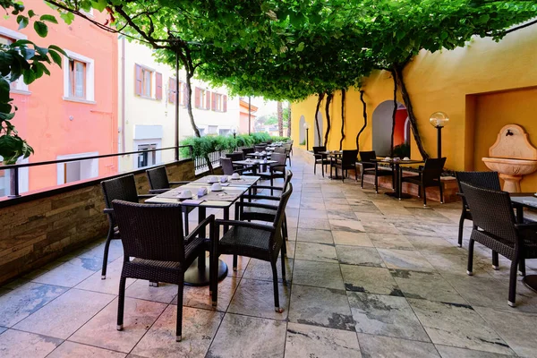 Terraza y desayuno del hotel restaurante interior en la arquitectura de fondo —  Fotos de Stock