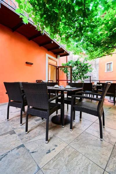 Terraza del hotel restaurante desayuno interior en la arquitectura de fondo — Foto de Stock