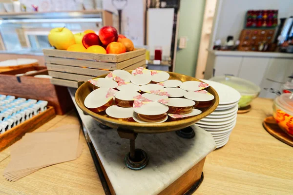 Τραπέζι με μέλι και φρούτα μήλου σε μπουφέ — Φωτογραφία Αρχείου