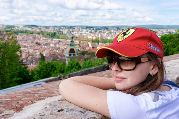 Jong meisje Ferrari op zoek naar Cityscape van Citadel van Besancon — Stockfoto