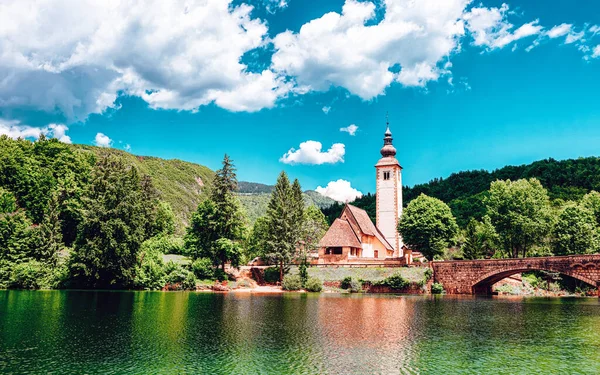 Landskap med kyrkan St John Baptist Bohinj Lake Slovenien — Stockfoto