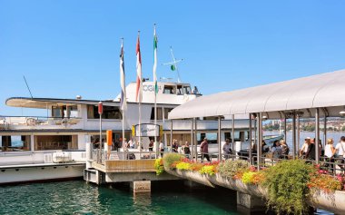 Cenevre Gölü Montreux 'daki insanlarla rıhtımda bir gezinti.