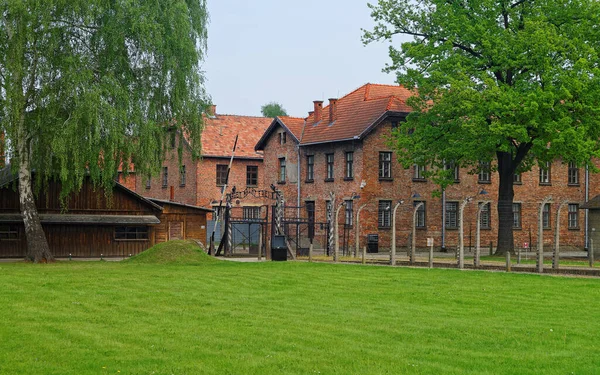 Напис біля вхідних воріт концтабору Освенцім. — стокове фото