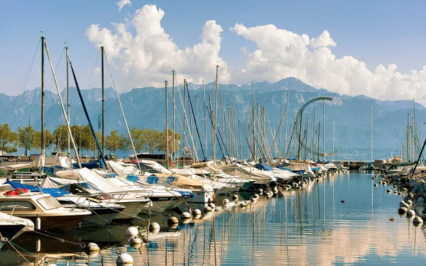 Marina med båtar vid sjön Genève sommar Lausanne Schweiz — Stockfoto