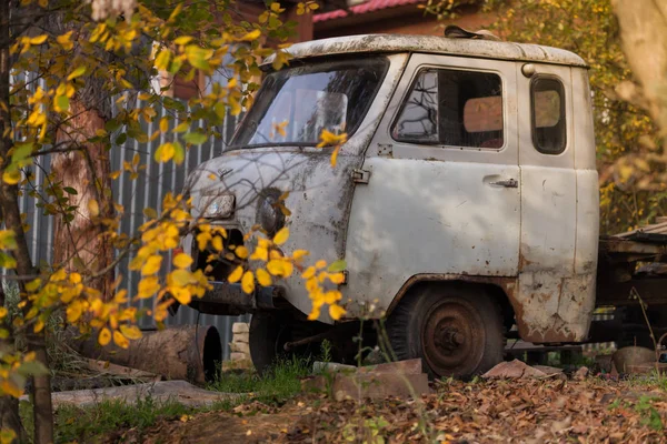 Velho caminhão abandonado enferrujado quebrado no lado do país no outono . — Fotografia de Stock