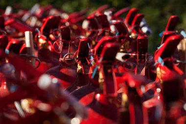 Bir sürü kırmızı yangın söndürücü hizmet veriyor..