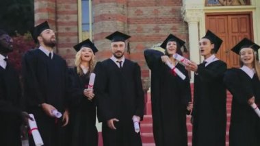 Onların diplomalar havada mutlu yukarı atma mezunları grubu. Sonra mezuniyet töreni. Dışarıda