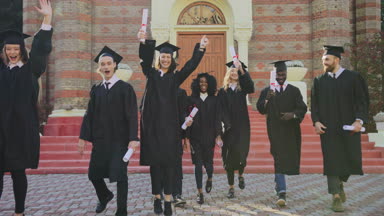 Mutlu ve neşeli çok etnik mezunları geleneksel giysileri onların Mezuniyet günü elinde diploma ile kutluyor. Açık