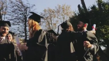 Karışık yarışları neşeli arkadaşları geleneksel mezuniyet ve sarılma ve diğer her bina için cephe rekonstrüksiyon Üniversitesi tebrik kapaklar. Açık