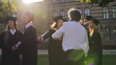 Genç ve güzel kadın lisansüstü ayakta arasında arkadaşları ve babası onu bir güneşli mezuniyet gününde tebrik etmek geliyor. Dışarıda