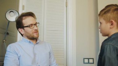 Orta yaşlı adam beş birbirlerine güzel odaya vererek gözlük ve Genç okullu çocuk yakışıklı. Mutlu baba ve oğul. Kapalı