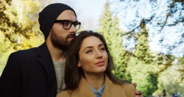 Çekici genç canlı sarılma ve erken hayal Park Romantik Çift güneşli bir günde düşmek kapatın. Portre vurdu. Açık havada