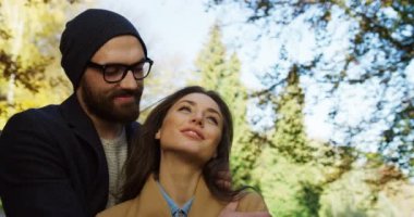 Sarılma, birbirine bakarak ve erken sonbaharda güzel parkta rüya güzel genç romantik çift kapatın. Güneşli havalarda. Portre. Açık