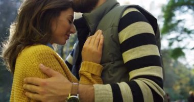 Sarılma ve güneşli bir sonbahar gününde Park Romantik Çift sevecen kapatın. Portre vurdu. Açık