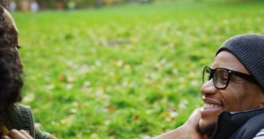 Çim üzerinde yalan ve having fun sonbahar parkta aşık genç Afro-Amerikalı çiftin yakın çekim. Açık havada. Portre vurdu