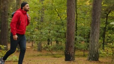 Yeşil ormanda yürüyüş ve doğa seyir her yerde sportif yakışıklı. Açık havada