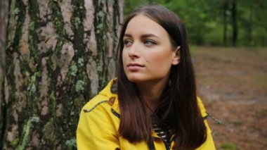 Güzel kadının etrafa ve ormanda düşünme kapatın. Yalnız hiking. Portre. Açık