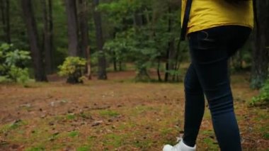 kot ve Beyaz çizmeler ormanda adım ayakları üzerinde arka görünümü kapatın. O kayboldu çünkü ormanın içinde onun elinde bir harita ile yürüyen genç kadın. Açık