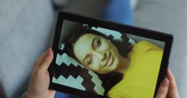 Güzel kız arkadaşı lyingon ile kadın kayıt sırasında kadın elinde siyah tablet cihazın yere yakın çekim.