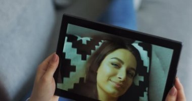 Siyah tablet bilgisayarınızla çekici kadın onun ekranda bir web cam sohbet ediyorduk. Bir aygıtı tutan eller yakın çekim.