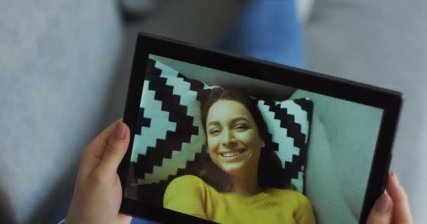 タブレットと笑顔の web カムで白人女性 videochatting。女性の手のデバイスのクローズ アップ. — ストック動画