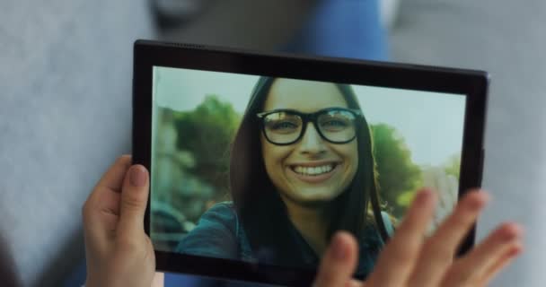 Kavkazské hezká žena v videochatting brýle na web cam tabletu a usmíval se. Detail zařízení v ženských rukou. — Stock video