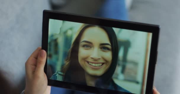 Computador tablet preto com mulher atraente em pé na rua e ter um bate-papo web cam em sua tela. Close up de mãos femininas segurando um dispositivo . — Vídeo de Stock