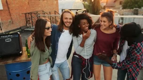 Retrato Raças Mistas Amigos Posando Acenando Mãos Para Câmera Festa — Vídeo de Stock