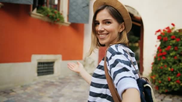 Follow Shot Caucasian Woman Straw Hat Backpack Back Holding Mans — Stock Video