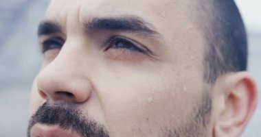 Kapatmak yukarıya-in çekici adamın sakalı ve derin düşünceler ile gökyüzüne bakarak ve kafasını kameraya kurnaz bir göz ile ter damlaları ile dönüm koyu renk gözleri ile yüz. Motivasyon için