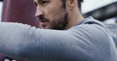 Sportif genç boksör yumruklar havada taze hava sabah egzersiz sırasında yapıyor. Soğuk gün endüstriyel yerleşmişti. Yakın çekim. portre