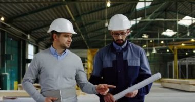 Söz ve istişareler sahip fabrikada odasında yürüyüş mühendis ve fabrika işçisi. Kapalı.