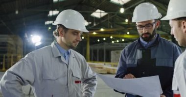 Yakın kask mühendisleri ile büyük çalışma ve sonraki proje planlama çizimleri kağıt. İçinde büyük bir bitki. Portre vurdu
