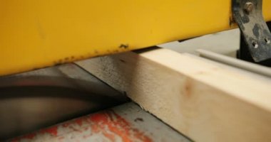 Woodfactory, büyük bir makine tarafından kesme ahşaptan yakın çekim. Mobilya üreten