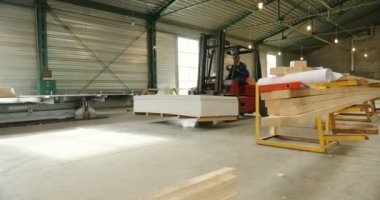 Gün ahşap fabrikasında çalışıyorum. Elektro araba taşıma büyük sanayi tesisi ile odun kesmek. Kapalı