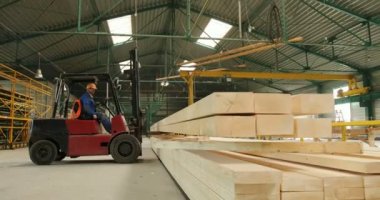 Gün mobilya fabrikasında çalışıyorum. işçi ile büyük fabrika taşıma hangi ağaçtan bir özel araba. Kapalı