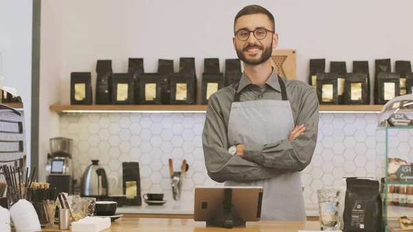 Tutup potret bahagia hipster laki-laki barista di warung kopi possing dan tersenyum di kamera. Real orang Cafe Konsep Stok Foto Bebas Royalti