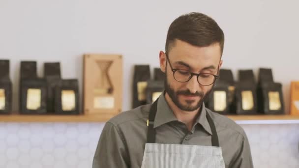 Close up retrato de feliz masculino hipster barista na cafeteria possuindo e sorrindo na câmera.Real pessoas Café Conceito — Vídeo de Stock