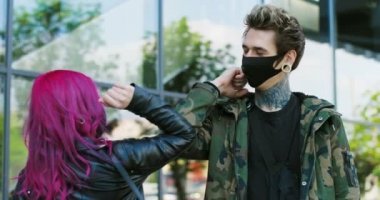 Mutlu Kafkasyalı olağanüstü genç kız ve erkek sokakta buluşuyor, salgın sırasında dirsek hareketleriyle gülüyor ve selamlıyorlar. Şık maskeli bir çift hippi güvenli bir mesafede konuşuyorlar.